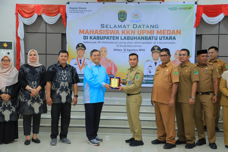 Wakil Bupati Labuhanbatu Utara Dr H Samsul Tanjung bertukar cenderamata dengan Rektor UPMI Medan Dr H Ali Mukti Tanjung.