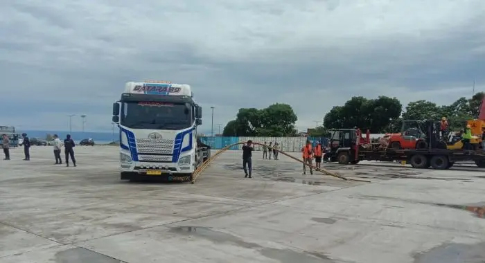 Sebanyak 16 peti kemas dan satu unit crane sebagai logistik tahap pertama telah tiba di Venue Balige, Minggu (10/8/2025) malam, dengan pengawalan ketat dari satu peleton Brimob.