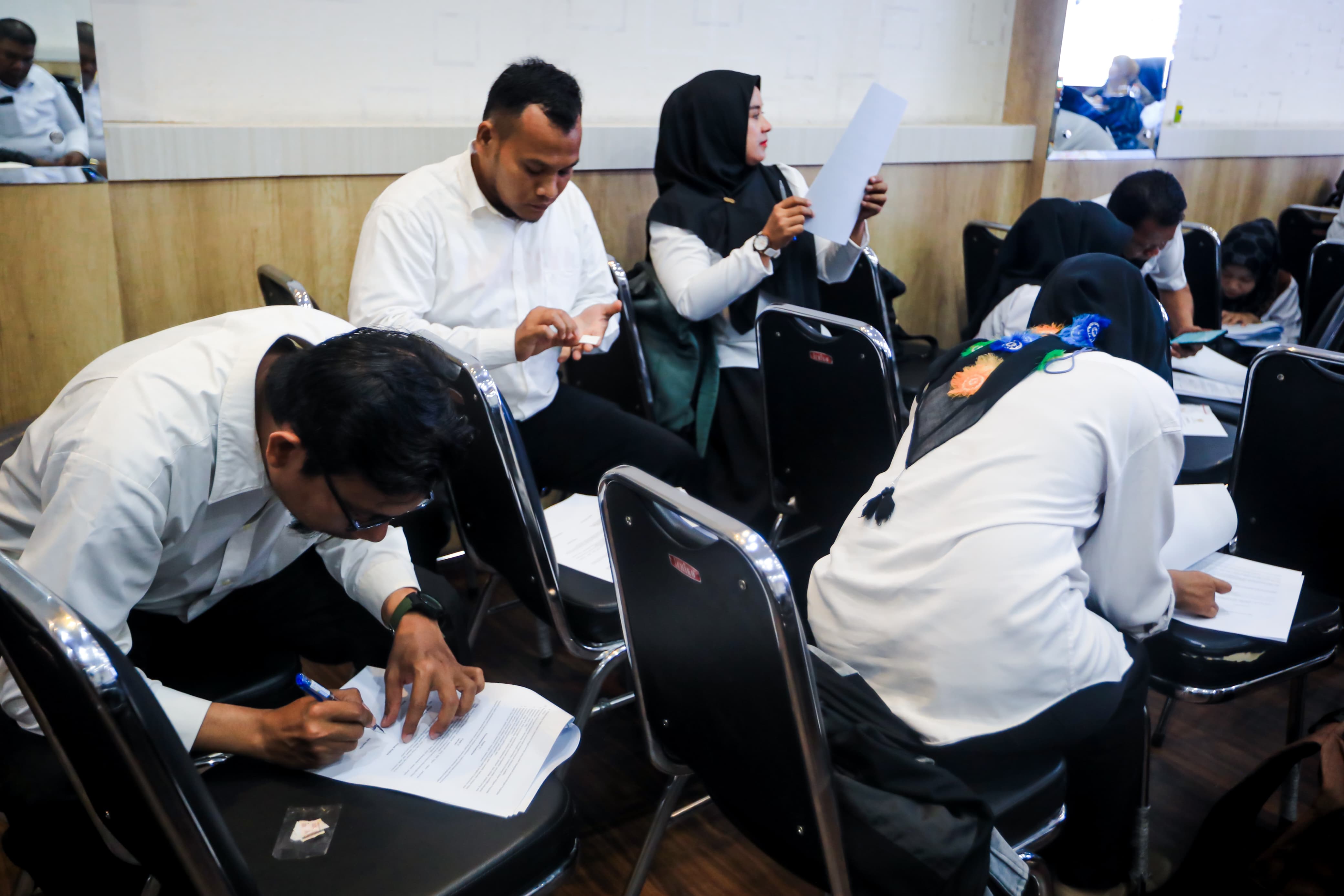 Sebanyak 1.018 Pegawai Pemerintah dengan Perjanjian Kerja (PPPK) yang lolos seleksi tahap pertama resmi menandatangani perjanjian kerja dengan Pemko Medan.
