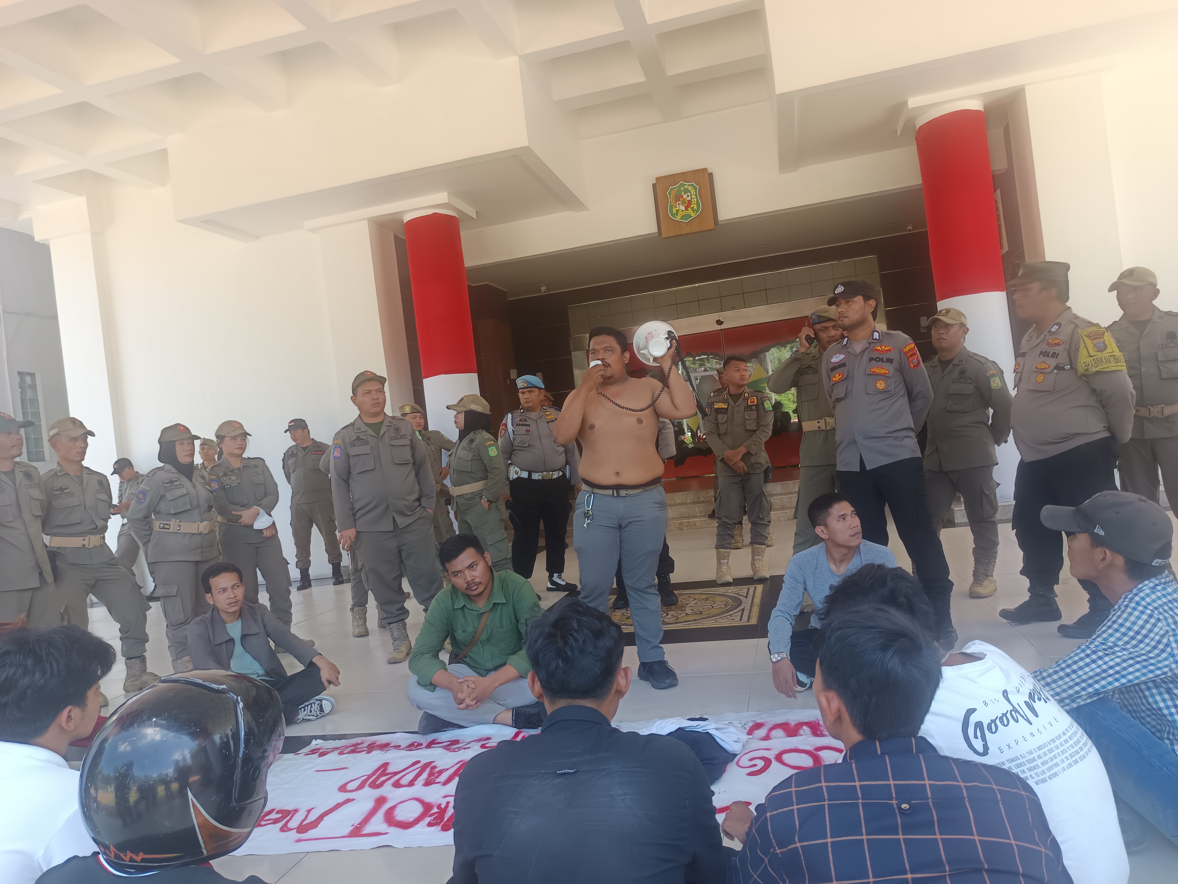 Massa Formas Sumut kembali berunjukrasa di halaman depan Balai Kota Medan, Selasa (12/8/2025). Mereka menuntut ketegasan Wali Kota Rico Waas untuk mencopot tenaga ahlinya, Rio Adrian.