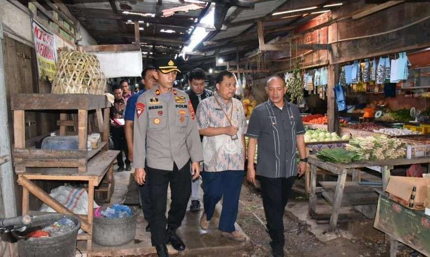 Wakil Bupati Tapanuli Tengah, Mahmud E. Lubis, bersama jajaran Forkopimda saat melaksanakan Sidak di Pasar Pandan, Kamis (7/8/2025).