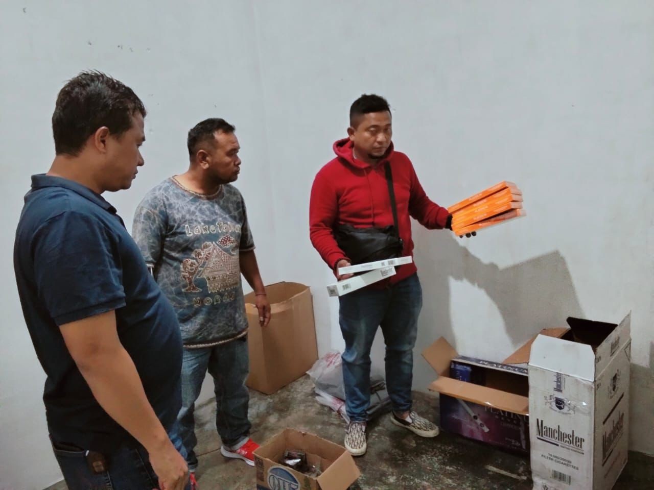 Penggerebekan rumah yang dijadikan gudang rokok ilegal.