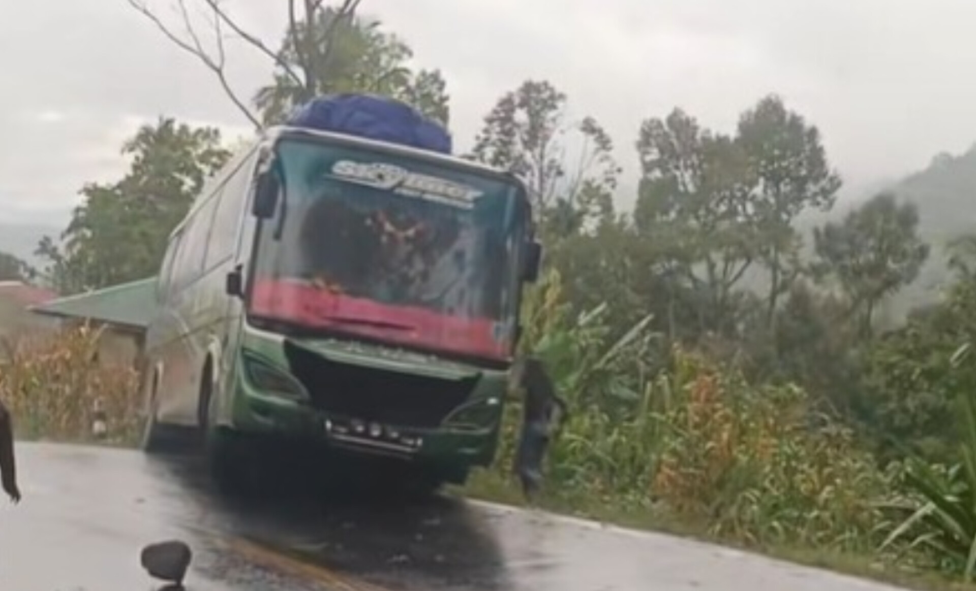 Tangkapan layar video TikTok @gabe.cs memperlihatkan bus ALS yang terperosok ke jurang di Jalinsum Taput&ndash;Tapsel.