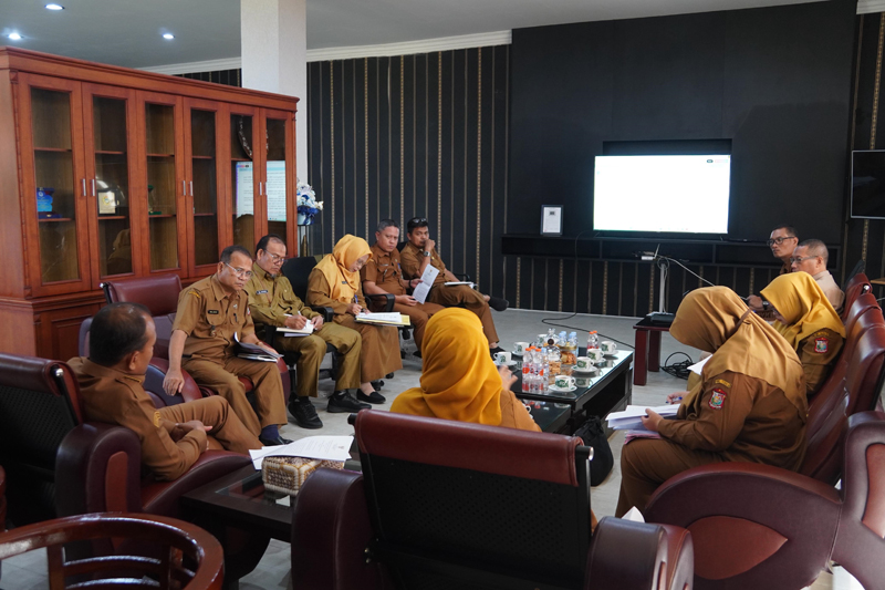 Wali Kota Tanjungbalai, Mahyaruddin Salim B memimpin rapat koordinasi terbatas dengan Tim Anggaran Pemerintah Daerah.
