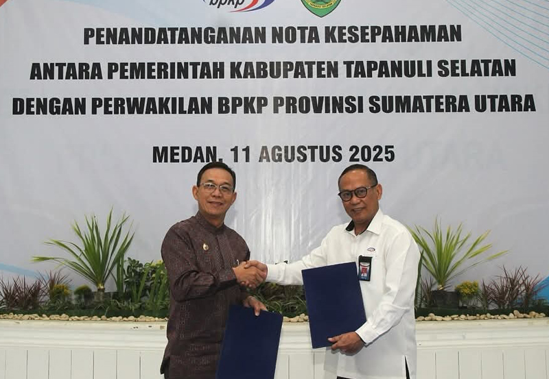 Bupati Tapsel H. Gus Irawan Pasaribu dan Kepala Perwakilan BPKP Sumut Farid Firman menandatangani MoU pengawasan tata kelola keuangan daerah.