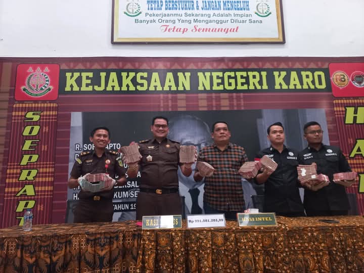 Istri terdakwa Trisakti Sinuhaji menyerahkan uang pengganti kasus pupuk bersubsidi ke Kejari Karo.