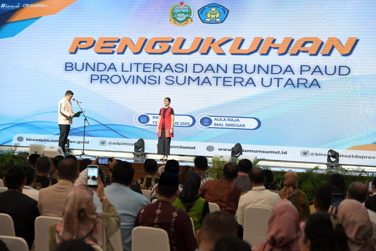 Gubsu Bobby Afif Nasution mengukuhkan Kahiyang Ayu sebagai Bunda Literasi Sumut dan Bunda PAUD Sumut di Aula Raja Inal Siregar Kantor Gubsu, Rabu (13/8/2025).