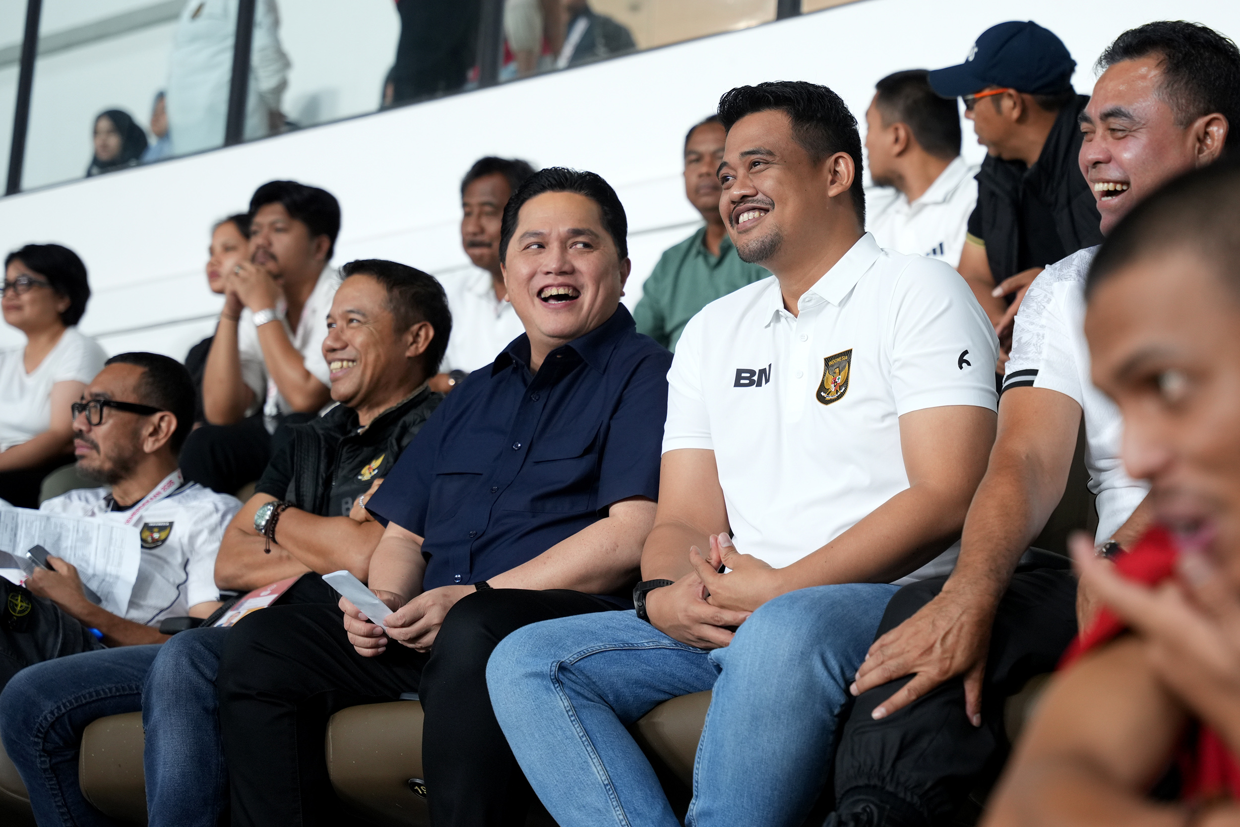 Gubsu Bobby Nasution bersama Ketua Umum PSSI Erick Tohir saat menyaksikan pertandingan perdana Timnas U-17 melawan Tajikistan di Stadion Utama Sumatera Utara, Selasa (12/8/2025).