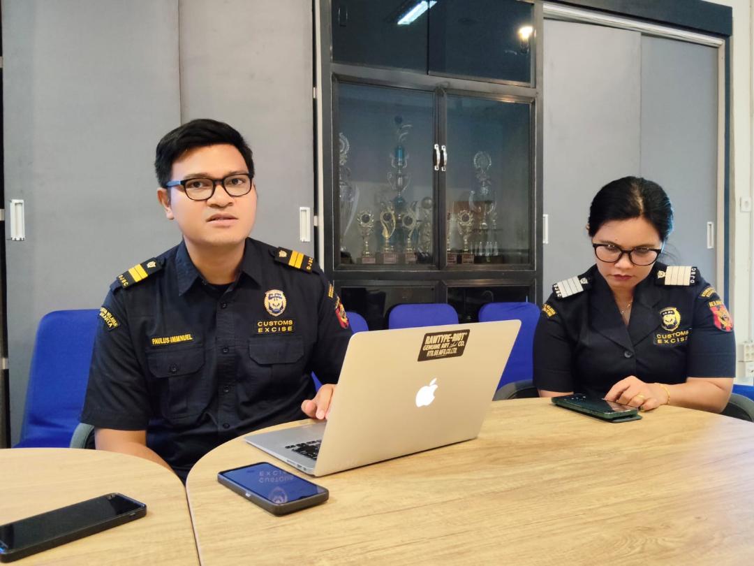 Paulus Immanuel bersama Tim Humas Bea Cukai Sibolga saat memberikan keterangan kepada wartawan.