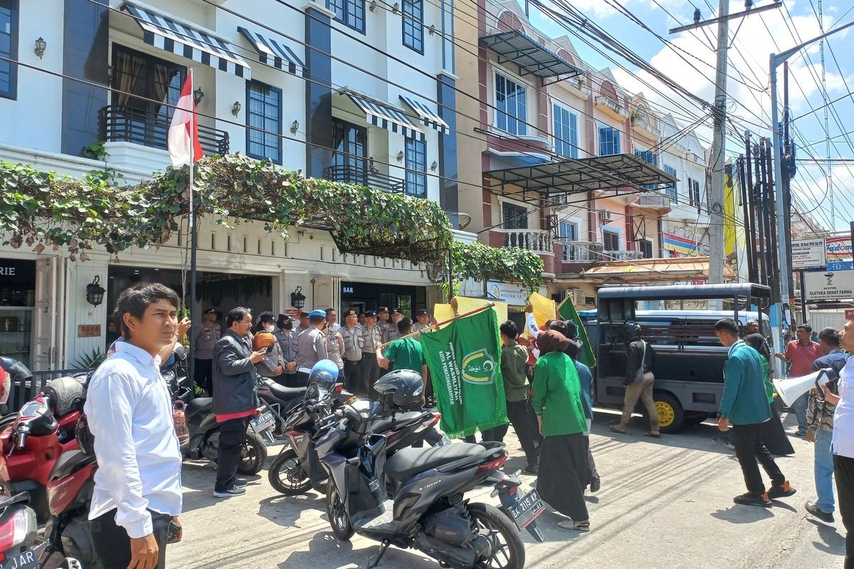 Unjuk rasa Ikatan Pelajar Al Washliyah di depan Kafe Blue Diamond, Jalan Gereja Pematangsiantar.