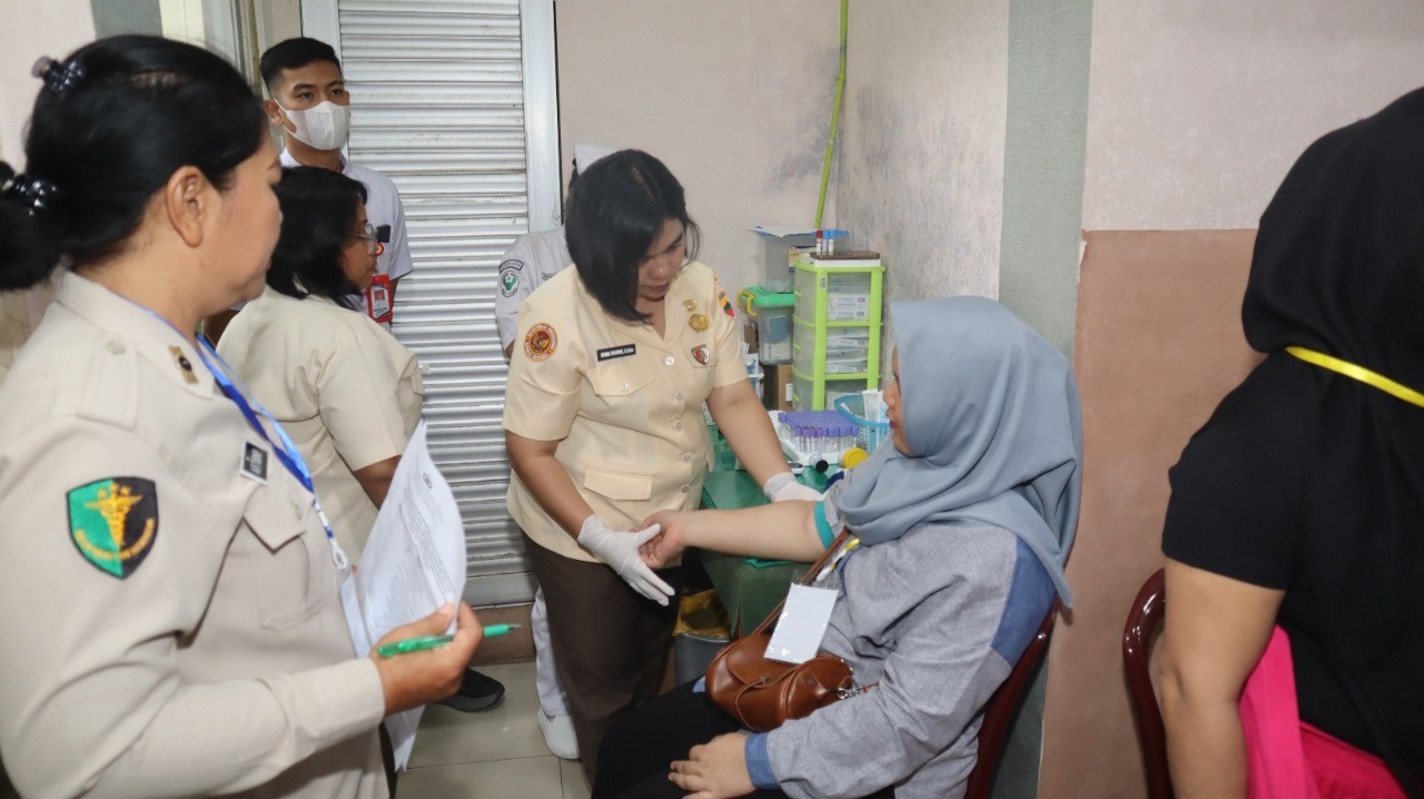 Pemeriksaan kesehatan relawan SPPG.