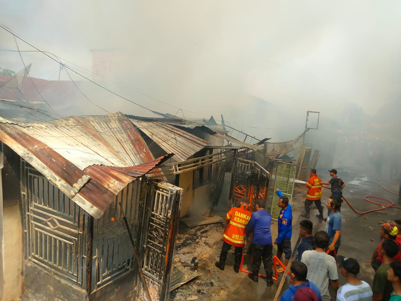Empat bangunan rumah dan toko terbakar hebat di Jalan Husni Thamrin, lingkungan II, Kelurahan Selawan, Kecamatan Kisaran Timur.