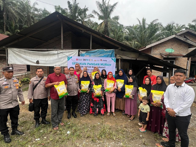 Polsek Aek Natas bersama Bulog Cabang Labuhanbatu saat menggelar Gerakan Pangan Murah di halaman Mapolsek.