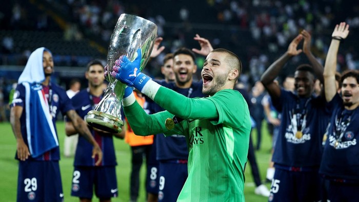 Kiper baru PSG mengangkat piala.