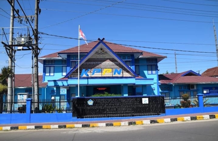KPK menggelar pemeriksaan terhadap Wali Kota Padangsidimpuan dan Mantan Wali Kota Irsan Efendi Nasution beserta 16 saksi lainnya terkait korupsi proyek jalan.