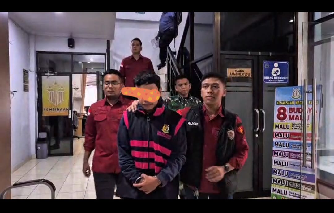 Kejari Karo menjemput paksa yersangka TAA (27), penerima subkontrak pembuatan website dan profil desa.