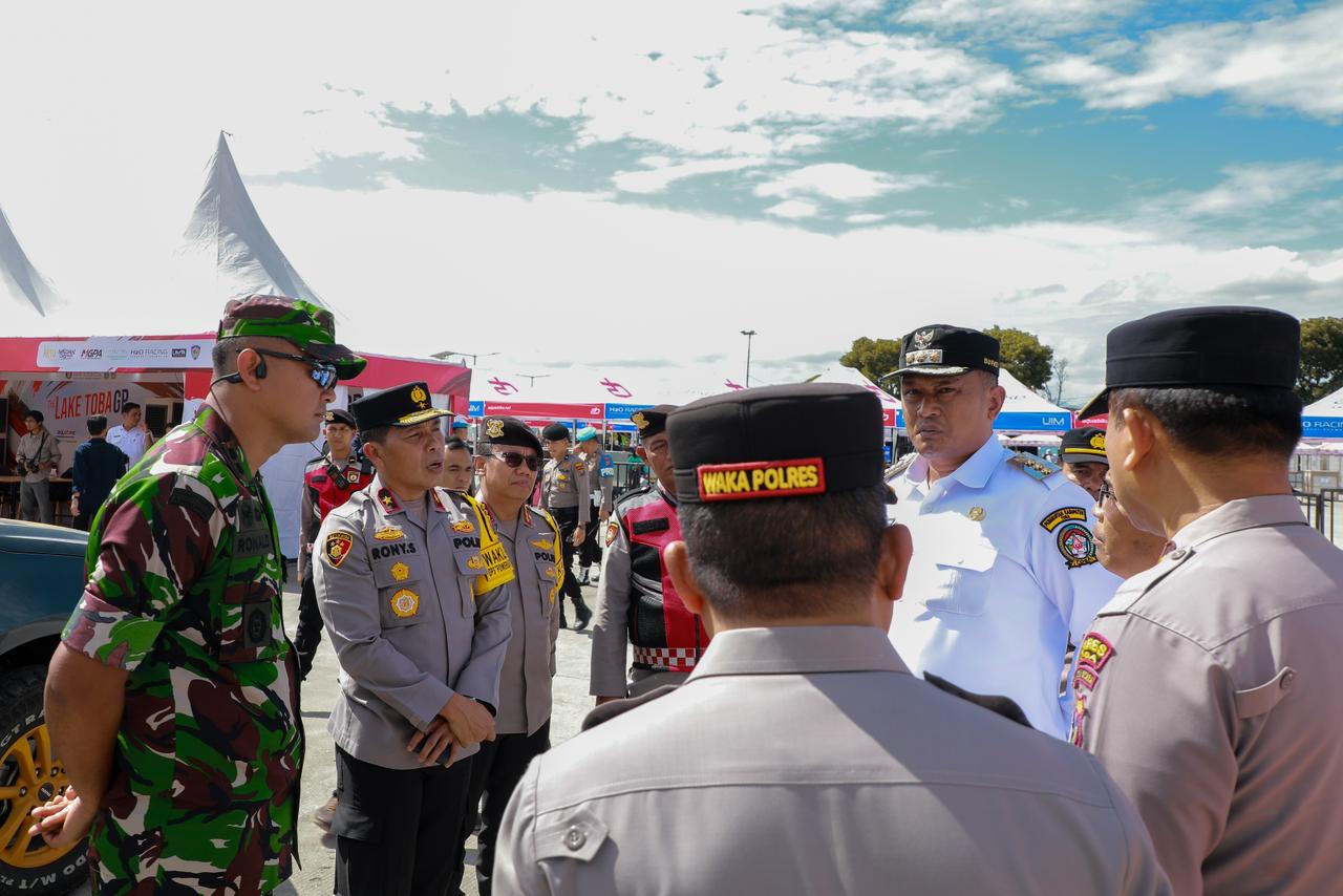 Polisi bersiaga penuh di tepian Danau Toba, memastikan Powerboat Toba 2025 berjalan aman tanpa gangguan.