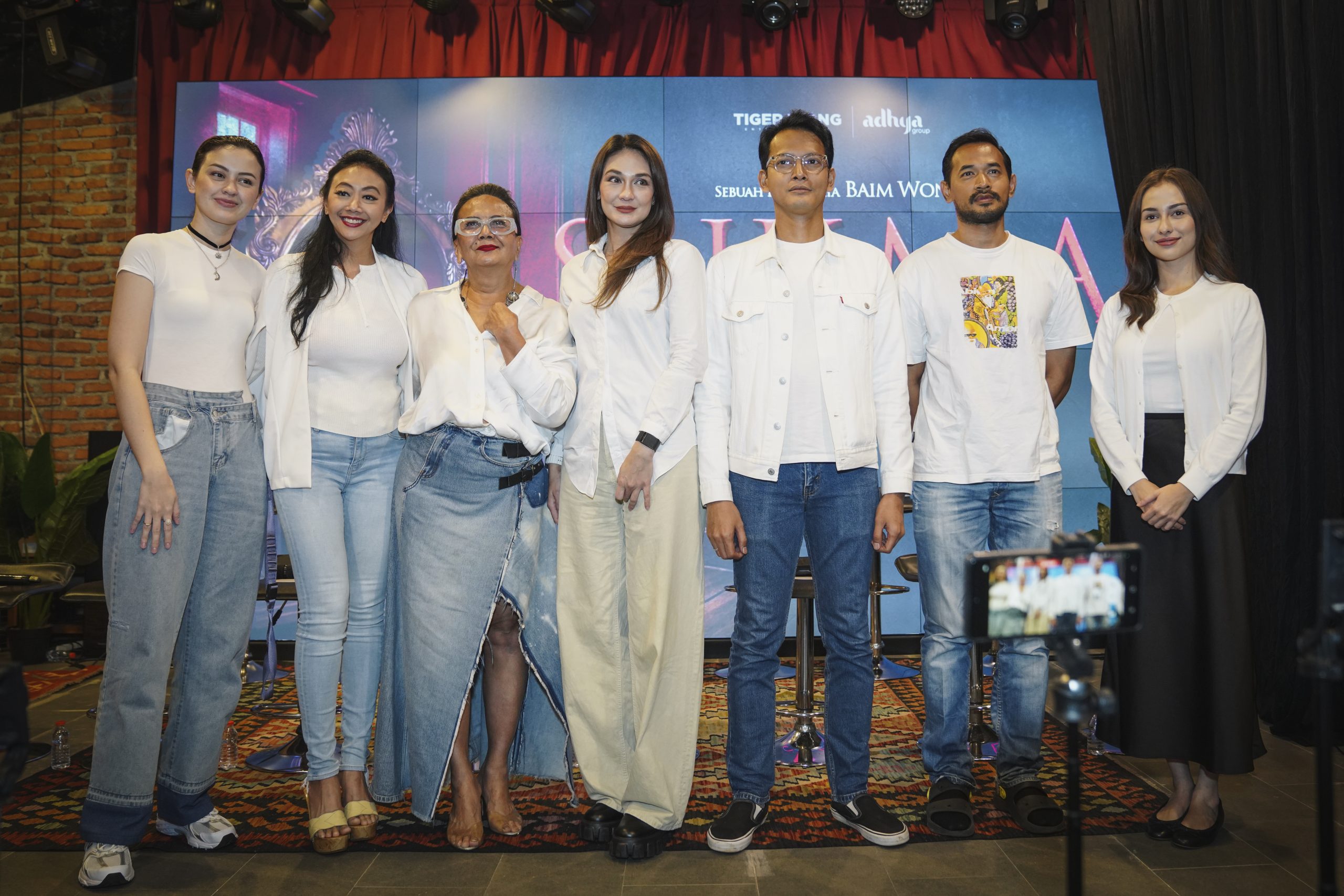 Luna Maya bersama Christine Hakim dan pemain film.