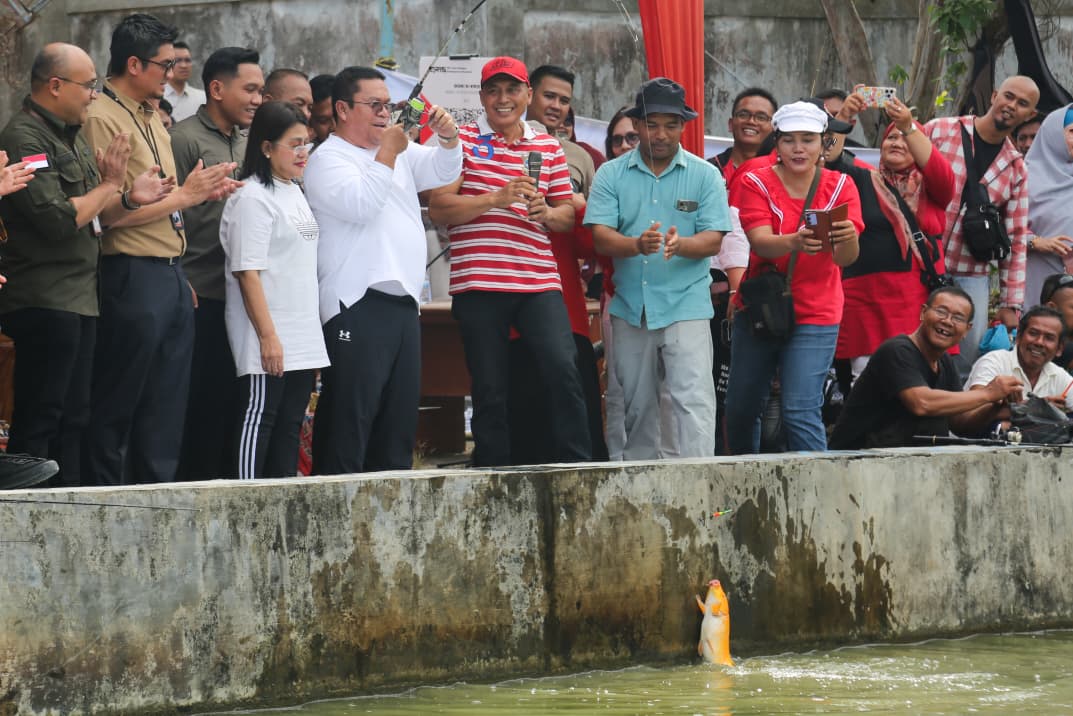 Wali Kota Pematangsiantar Wesly Silalahi didampingi Ketua TP PKK Ny Liswati Wesly Silalahi saat strike di acara mancing bersama warga Kota Siantar.