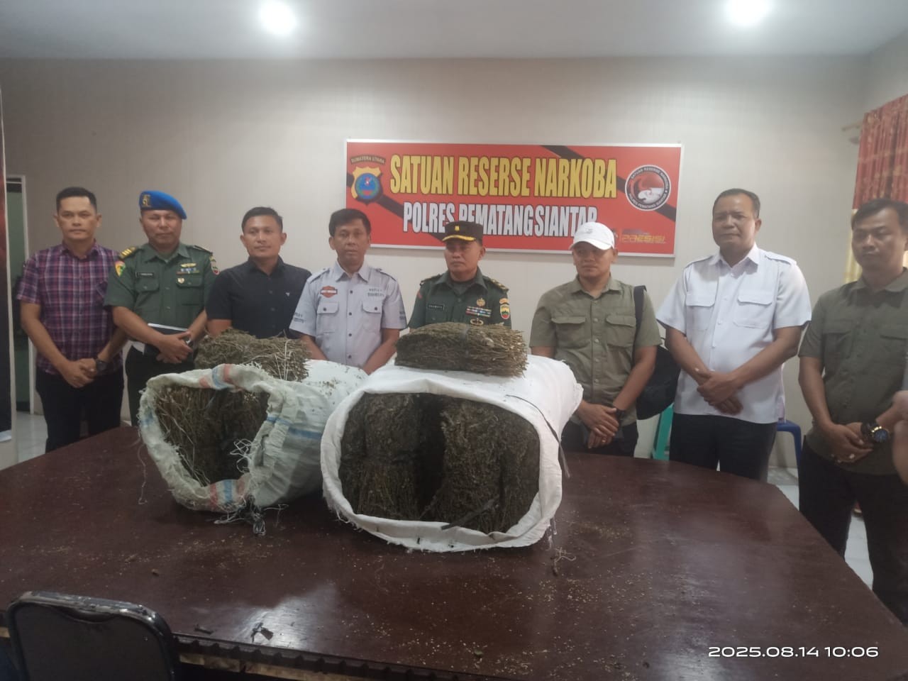 Penyerahan dua karung ganja dari Kodim 0207/Simalungun ke Polres Pematangsiantar.