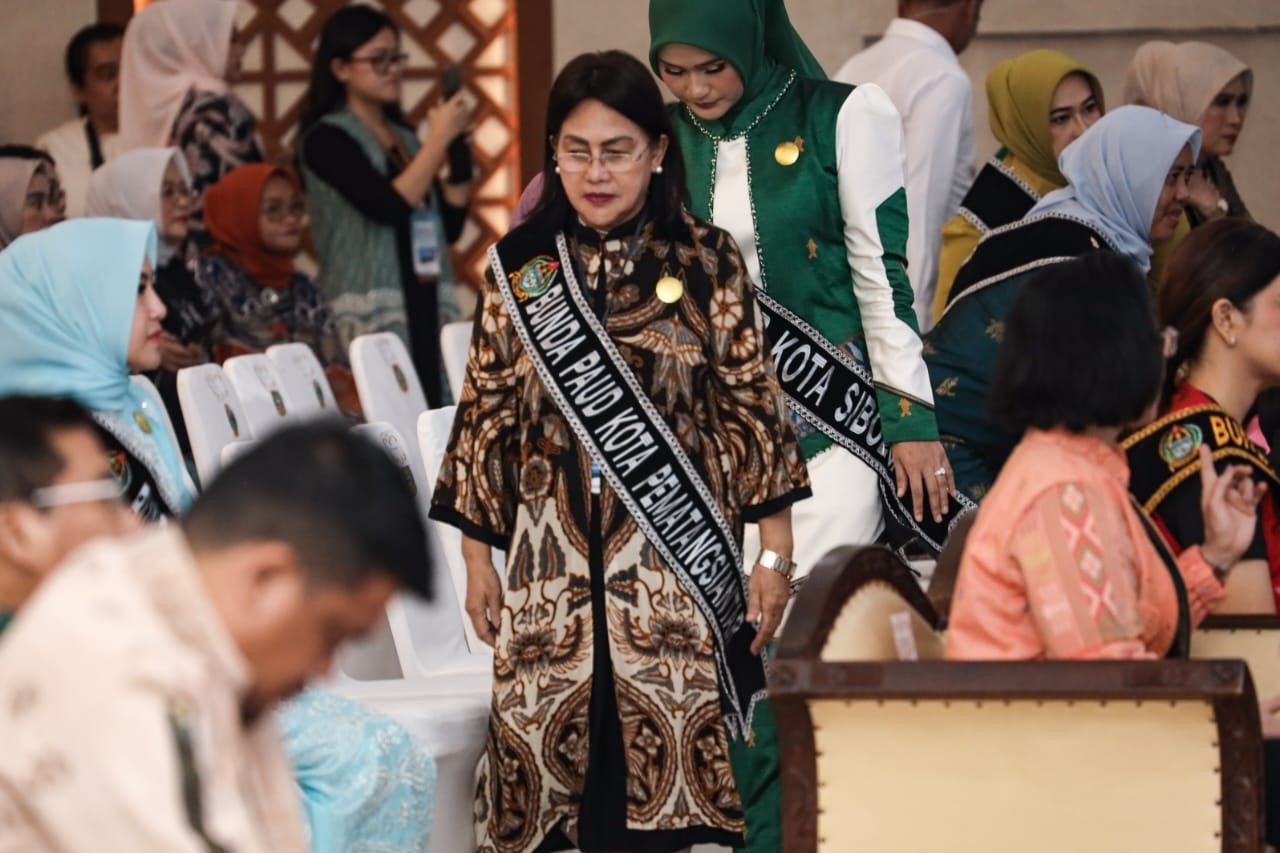 Pengukuhan Liswati Wesly Silalahi sebagai Bunda PAUD dan Bunda Literasi Kota Pematangsiantar.