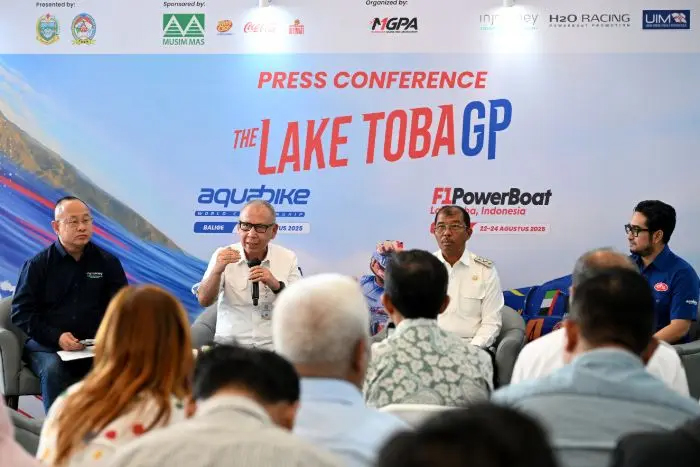 Asisten Perekonomian dan Pembangunan Pemerintah Provinsi Sumatera Utara (Pemprov Sumut) M. Armand Effendy Pohan bersama Wakil Bupati Toba Audy Murphy Sitorus serta Direktur Pemasaran InJourney Tourism