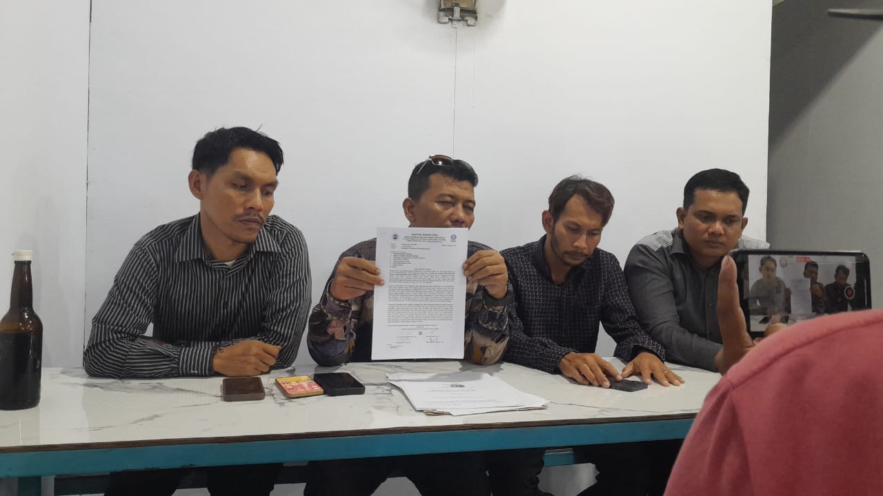 Tim kuasa hukum Epza saat temu pers.