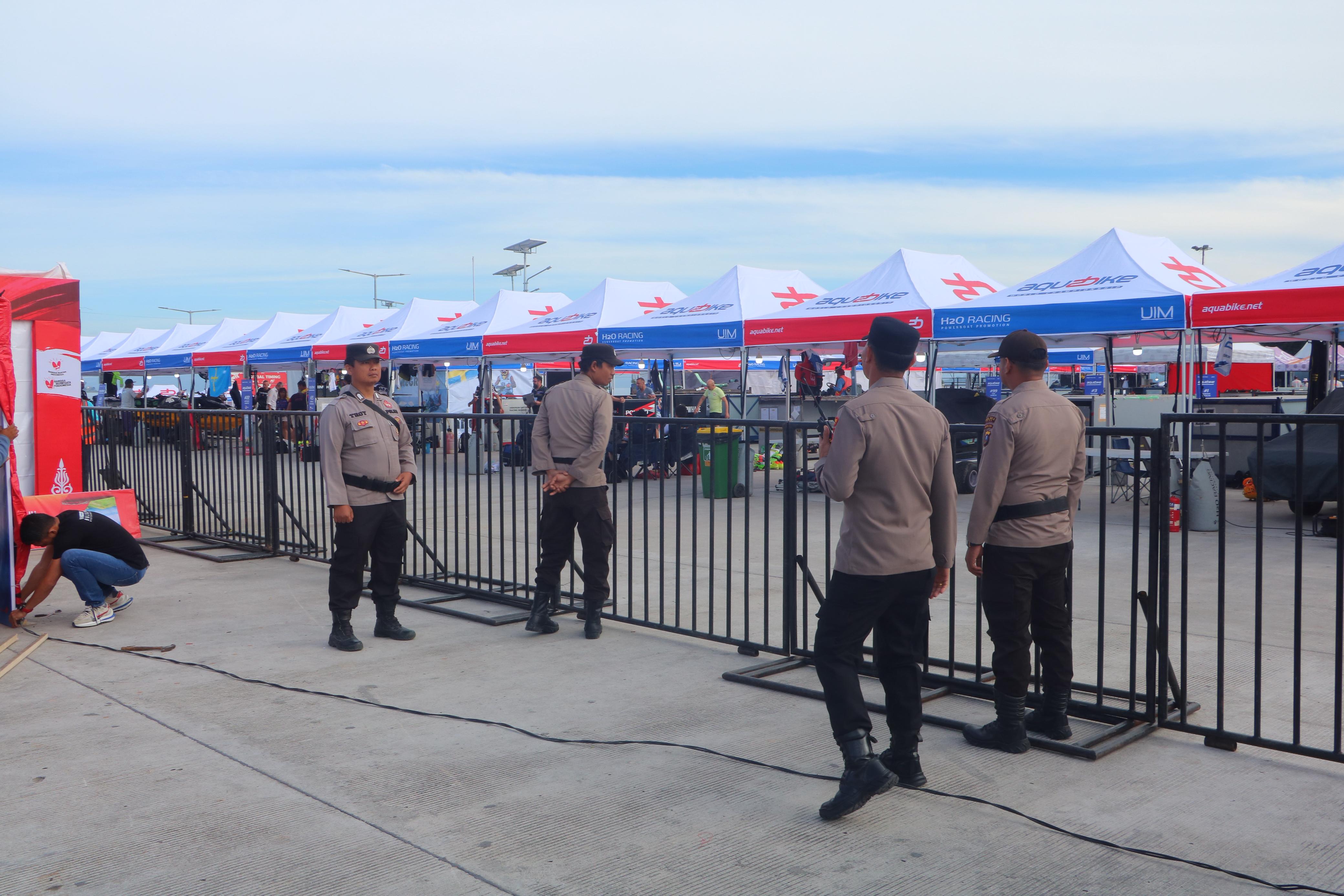 Personel Polda Sumut melakukan pengamanan Event Internasional Aquabike dan F1 Powerboat di Balige.