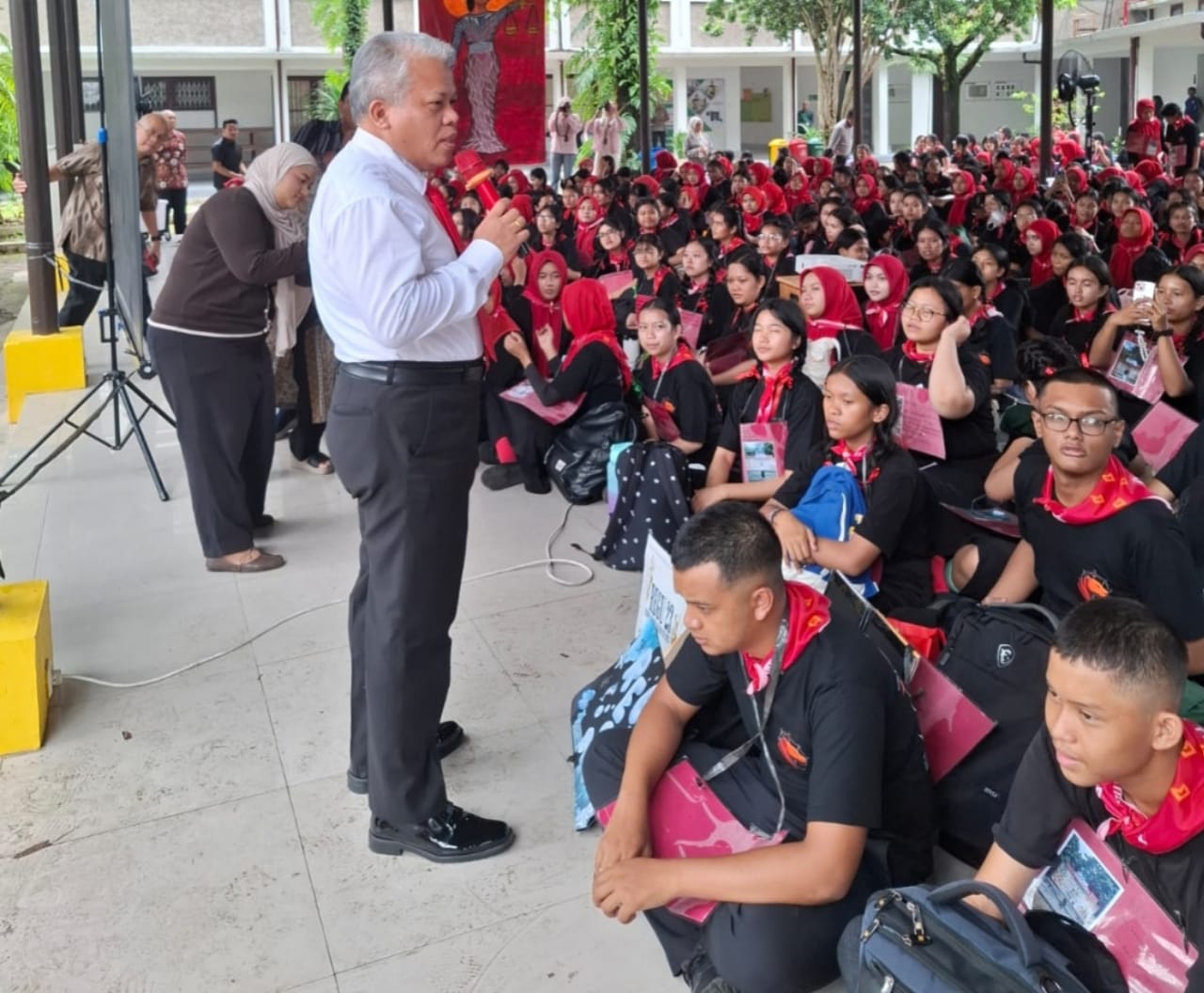 Kajati Sumut, Dr. Harli Siregar, SH, M.Hum  saat memberikan motivasi kepada mahasiswa baru Fakultas Hukum USU.