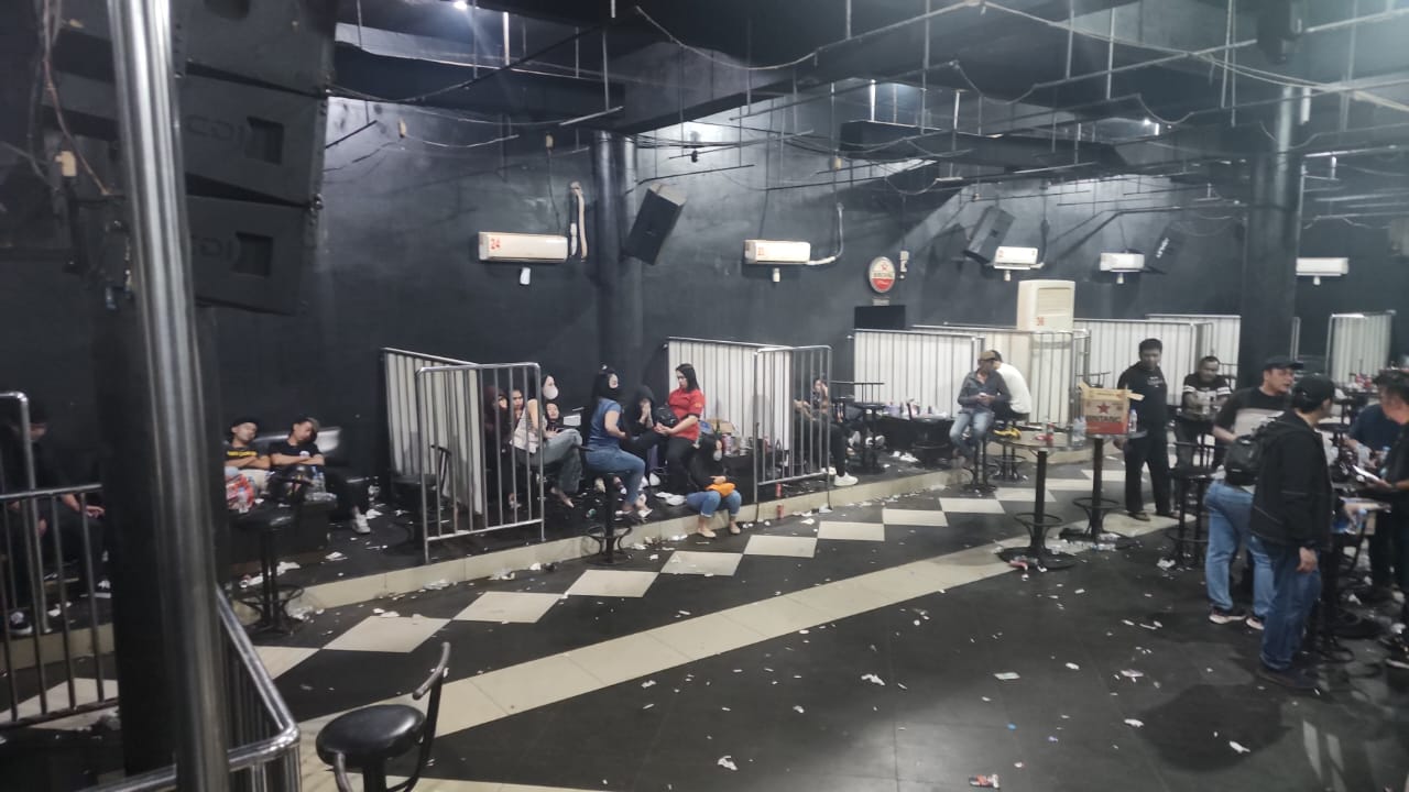 Direktorat Reserse Narkoba Polda Sumut saat menggerebek THM Cafe Dukuh Indah di Kutalimbaru, Deli Serdang.
