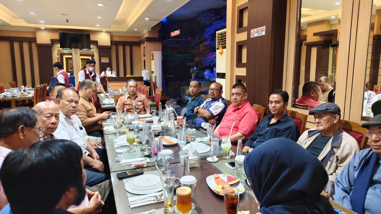 Suasana rapat persiapan event Merdang-Merdem 2025 yang dihadiri Ketua DPRD Medan, Wong Chun Sen Tarigan di Restoran Garuda Jalan Pattimura, Medan, Sabtu (16/8).