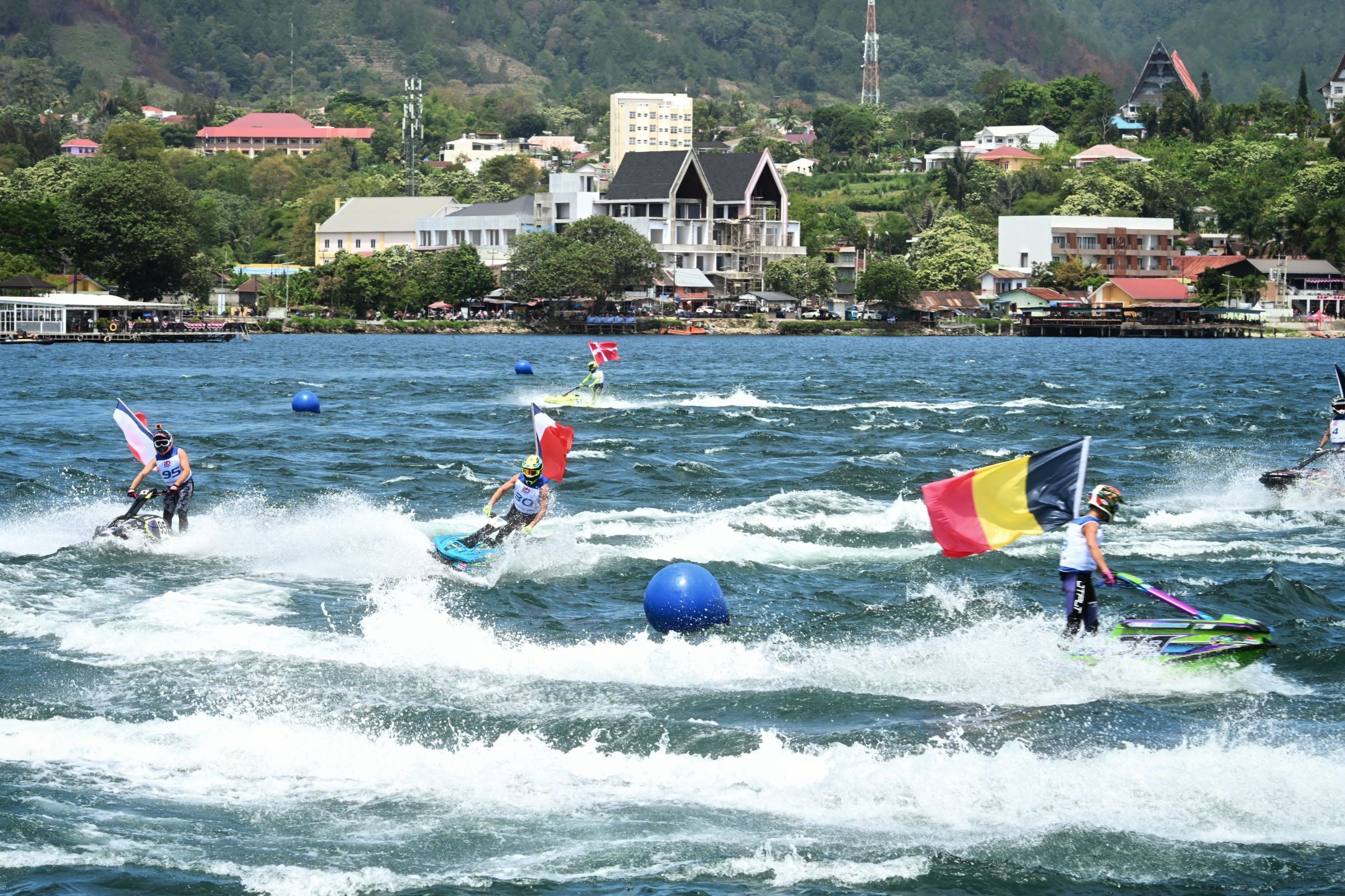Para rider memacu kecepatan jetskinya pada Aquabike Jetski World Championship 2025 yang diselenggarakan di Balige, Kabupaten Toba, Minggu (17/8/2025). Kejuaraan ini diikut Pebalap dari berbagai negara