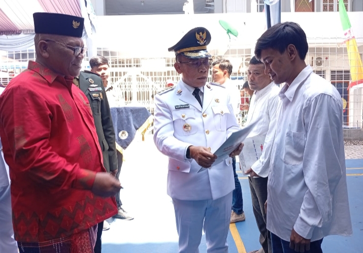 Bupati Tapteng, Masinton Pasaribu didampingi Kalapas Barus, Binur Sitanggang menyerahkan remisi kepada warga binaan.