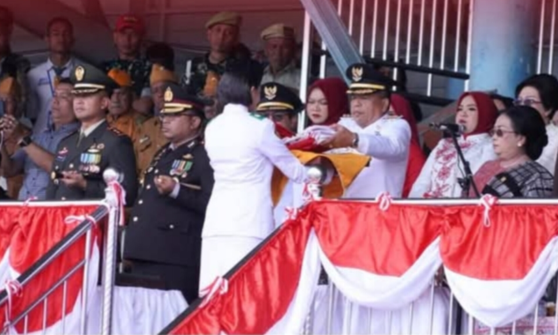Bupati Karo Brigjen Pol (Purn) Dr. dr. Antonius Ginting, Sp.OG., M.Kes bertindak sebagai inspektur upacara (Irup).