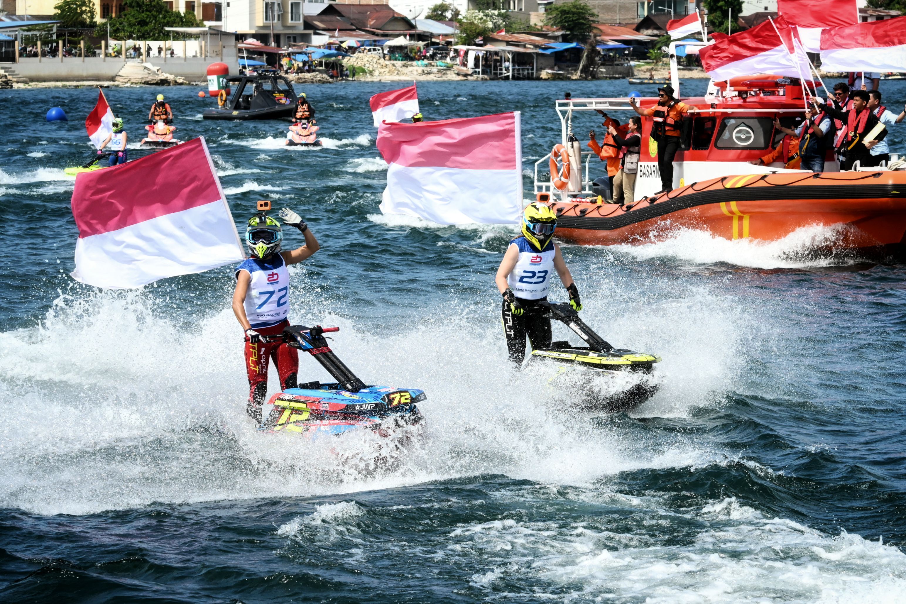Parade Lap dengan mengibarkan 17 Bendera Merah Putih oleh Pebalap dari berbagai negara yang ikut bertanding  di Venue Aquabike Jetski World Championship 2025, Balige, Kabupaten Toba, Minggu (17/8).