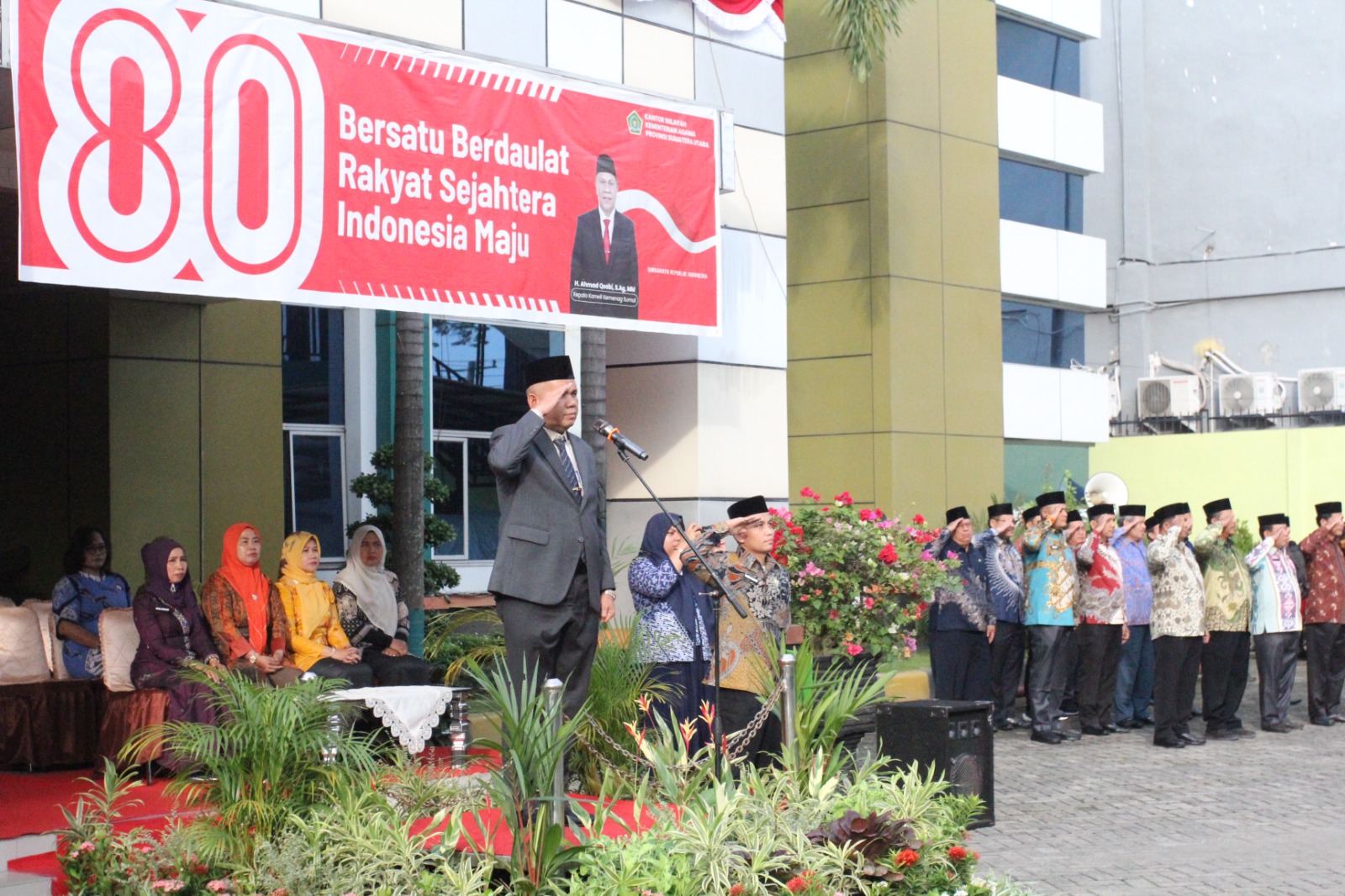 Plt. Kepala Bagian Tata Usaha Dr. H. Muksin Batubara, M.Pd. bertindak sebagai Pembina Upacara Peringatan HUT ke-80 RI di Lapangan Utama Kanwil Kemenag Sumut, Medan.