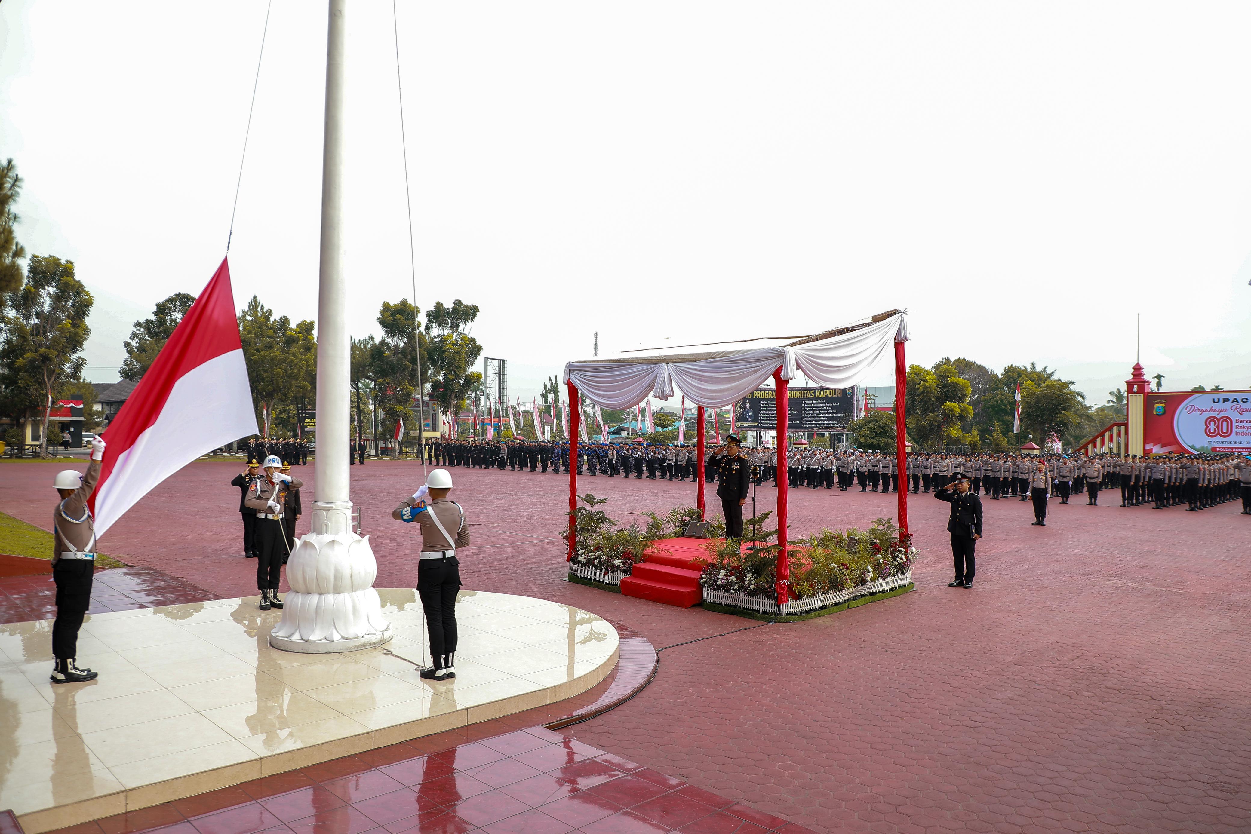 Pengibaran Sang Merah Putih di Upacara HUT ke-80 Kemerdekaan RI di Mapolda Sumut.
