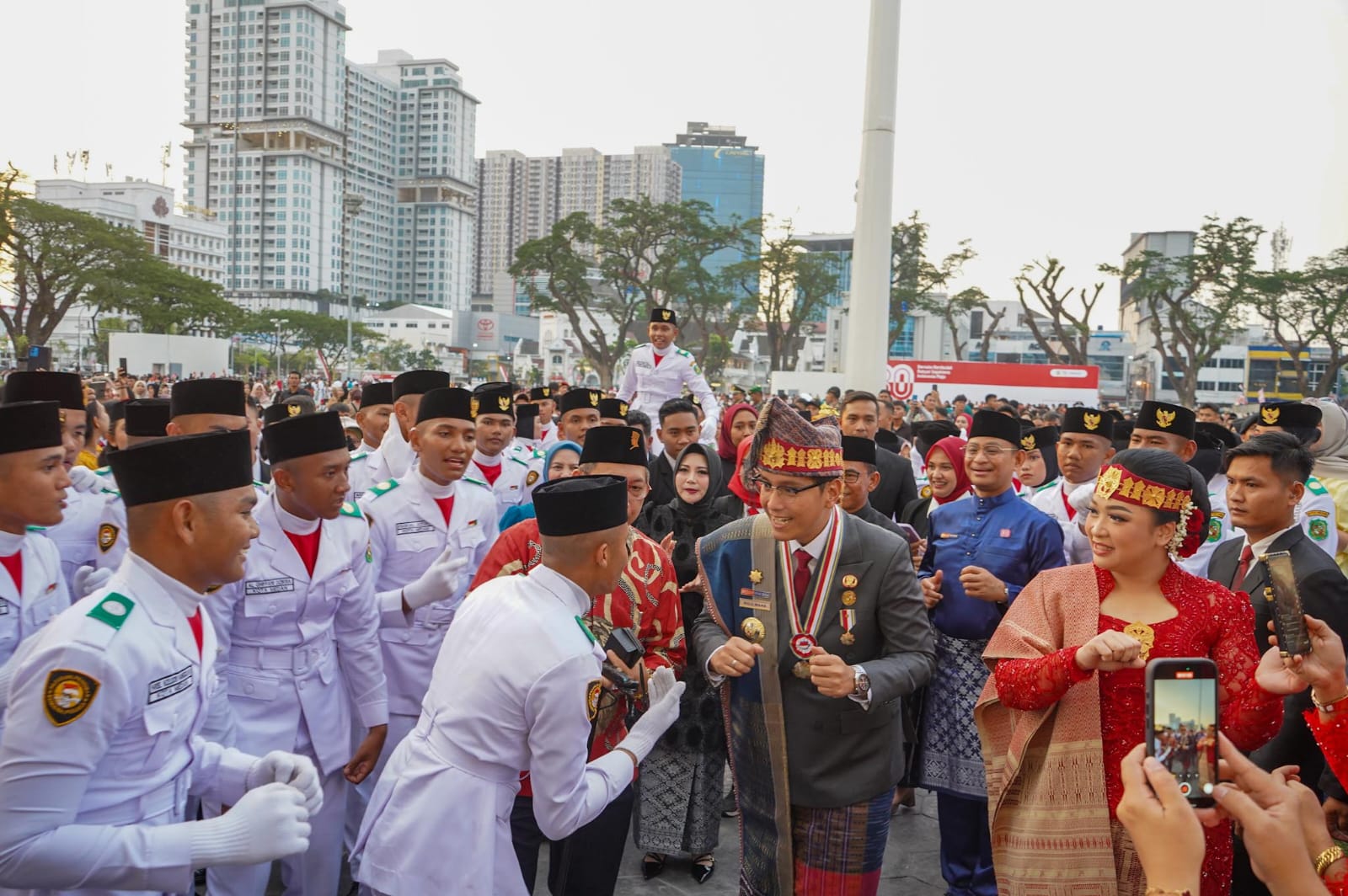 Wali Kota Medan Rico Tri Putra Bayu Waas dan istri tampil mengenakan pakaian adat Toba saat upacara penurunan bendera.