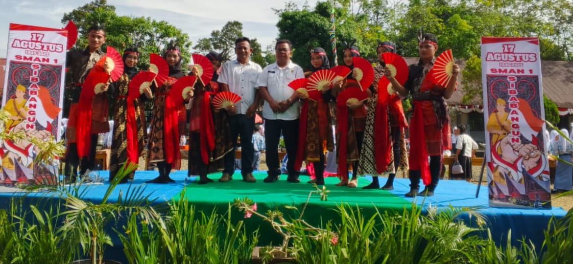 Kepala SMAN 1 Sibabangun Juli Efendi bersama peserta tari kreasi.