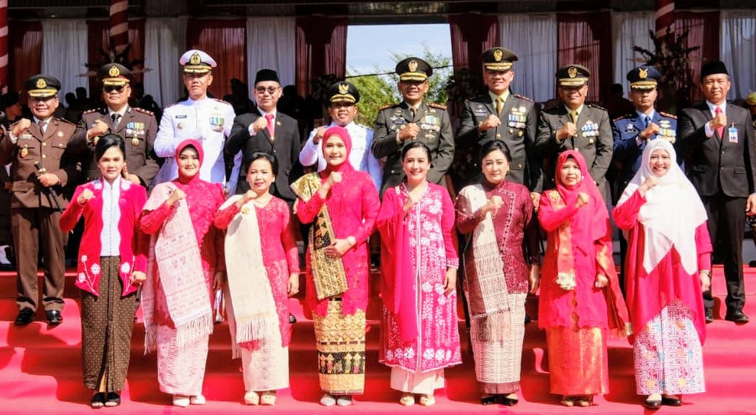 Wali Kota Sibolga Akhmad Syukri Nazry Penarik bersama Forkopimda saat upacara peringatan Hari Kemerdekaan ke-80 RI di Lapangan Simaremare.