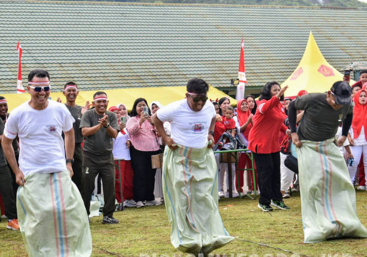 Wali Kota Sibolga Akhmad Syukri Nazry Penarik ikut lomba balap karung dalam rangka memperingati HUT Korem 023/KS dan HUT ke-80 RI bersama Danrem 023/KS dan Dandim 0211/TT.