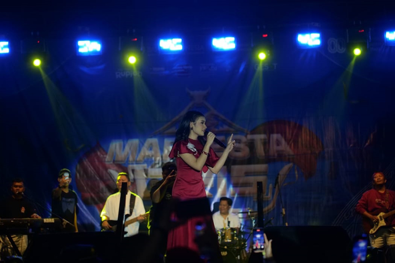 Penampilan Vanessa Zee di panggung Pesta Rakyat Kemerdekaan Marpesta QRIS BI Pematangsiantar.