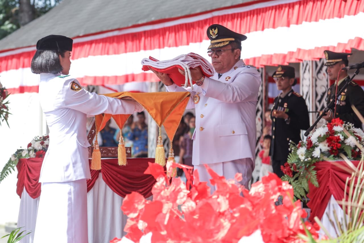 Penyerahan bendera merah putih kepada pembawa baki Paskibraka pada upacara HUT ke-80 Kemerdekaan RI di Siantar.