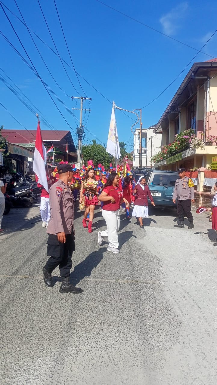 Pawai Marching Band SMP RK Bintang Timur Pematangsiantar memeriahkan HUT RI ke-80.
