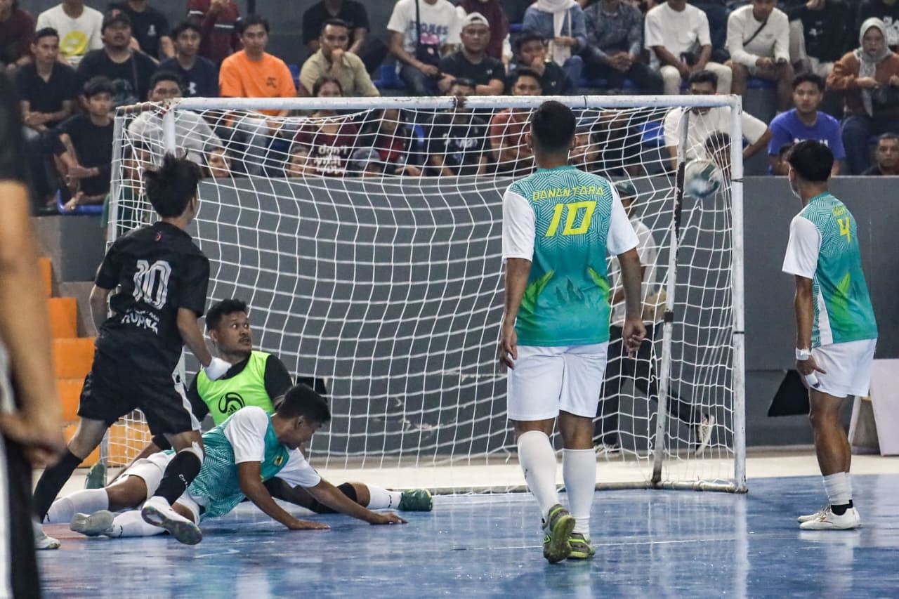 Laga final Turnamen Futsal Antar Instansi Piala Wali Kota Siantar 2025 antara KONI dan BI berlangsung sengit di GOR Suzuya Merdeka Mall.