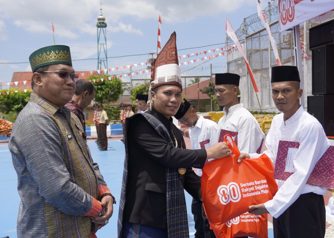 Penyerahan remisi ratusan WBP di Lapas Kelas IIA Pematangsiantar dalam rangka HUT RI ke-80.