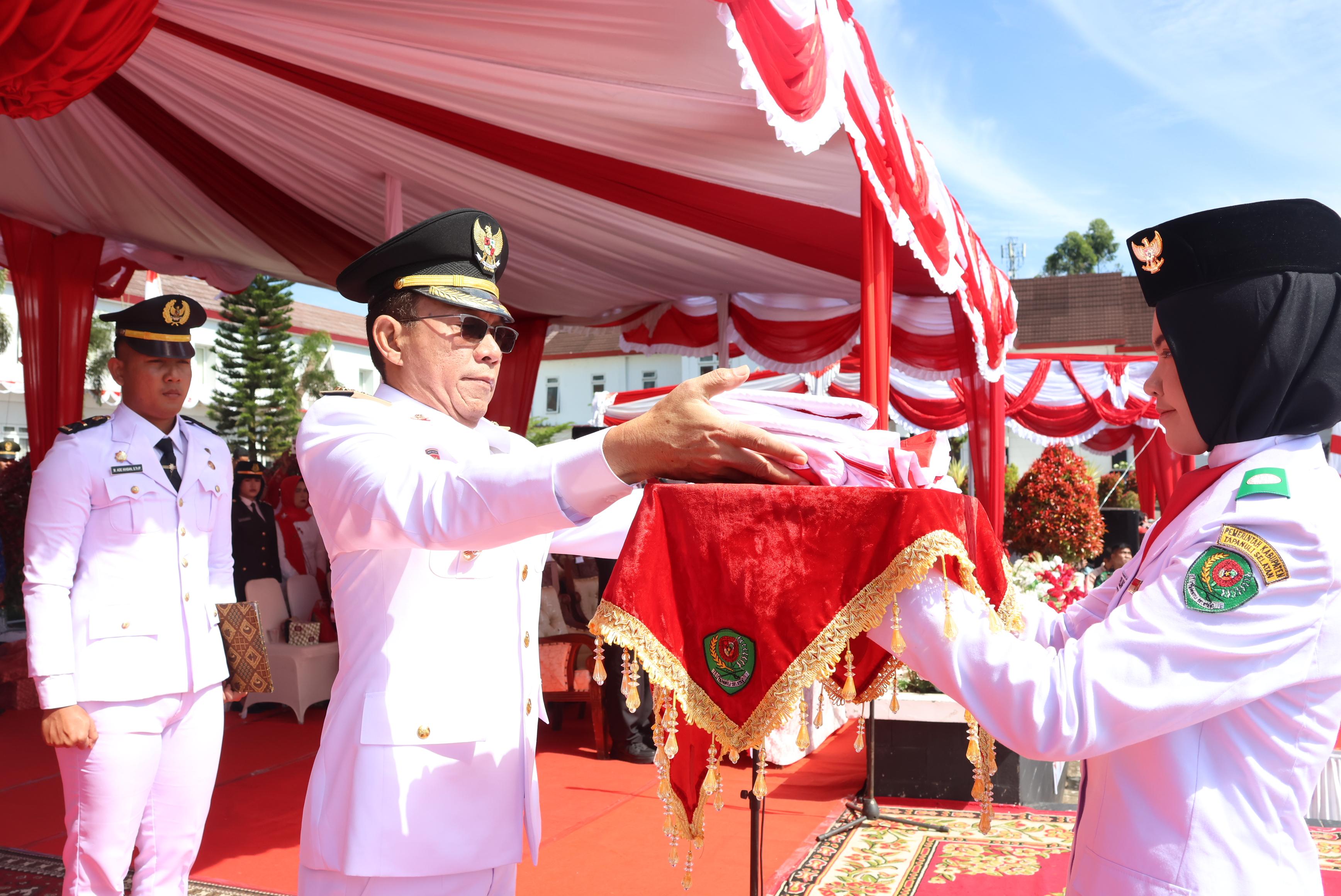 Bupati Gus Irawan Pasaribu memimpin upacara HUT RI ke-80 sebagai inspektur upacara di Kantor Bupati Tapsel, Sipirok.