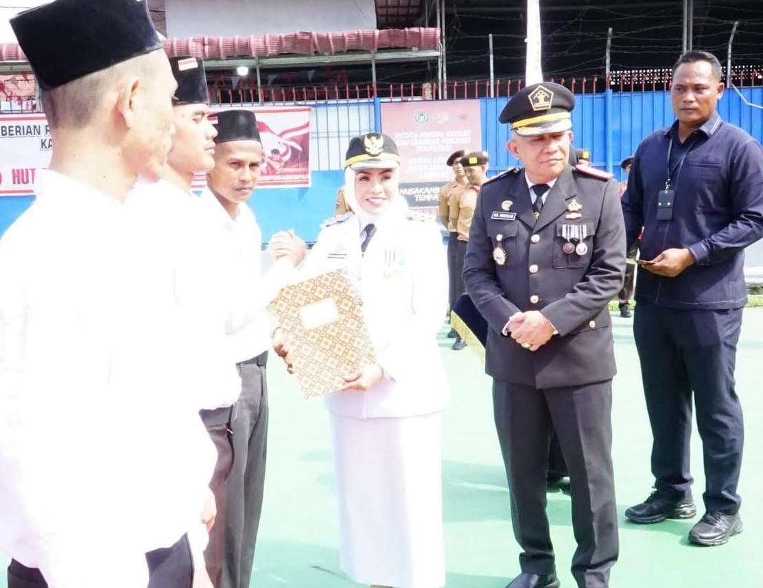Bupati Labuhanbatu dr Hj Maya Hasmita menyerahkan remisi secara simbolis didampingi Kalapas Khairul Bahri Siregar.