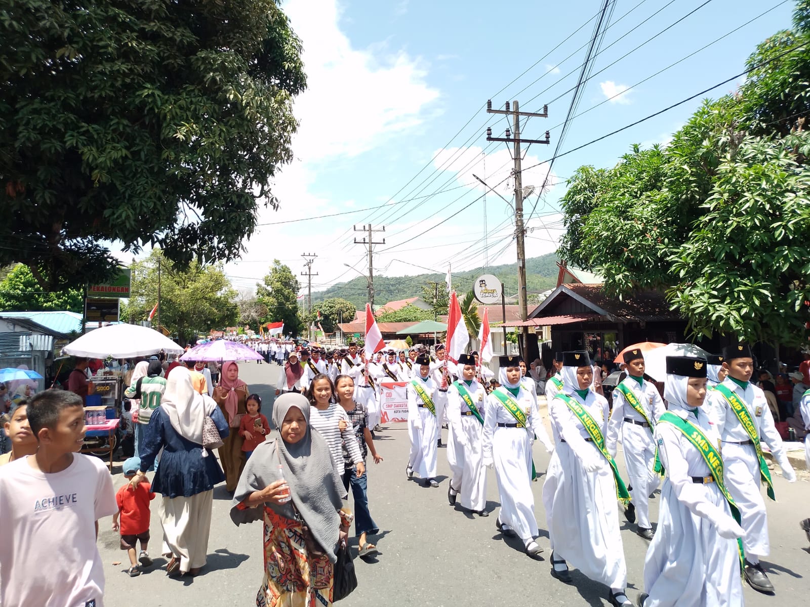 Ribuan warga antusias menyaksikan pawai deville dan drum band HUT RI ke-80 di Kota Padangsidimpuan meski terik matahari menyengat.