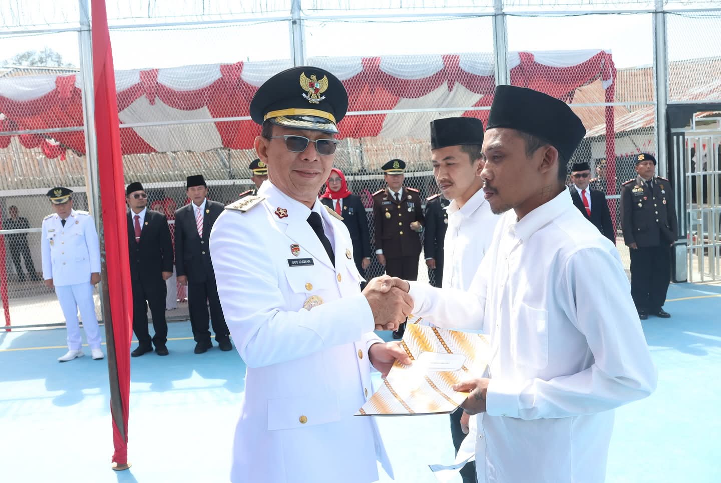Bupati Tapsel H. Gus Irawan Pasaribu menyerahkan secara simbolis remisi kepada 55 WBP di Rutan Kelas IIB Sipirok pada HUT ke-80 RI.